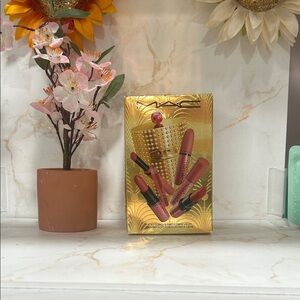 MAC Stay Curious Party Crew Vault. NIB.